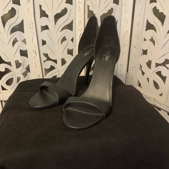 BLACK SANDLE HIGH HEELS 4” - Picture 2 of 4